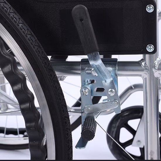 Sedia a rotelle pieghevole con pneumatici pieni da 24 pollici per anziani disabili con sedile morbido e sedia a rotelle manuale